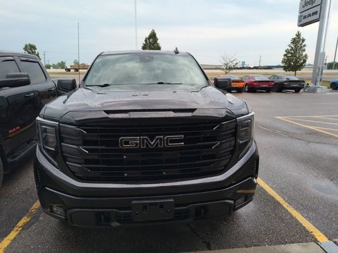 Used 2023 GMC Sierra 1500 Elevation AWD/4WD image 2