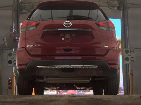 Used 2017 Nissan Rogue SV FWD image 7