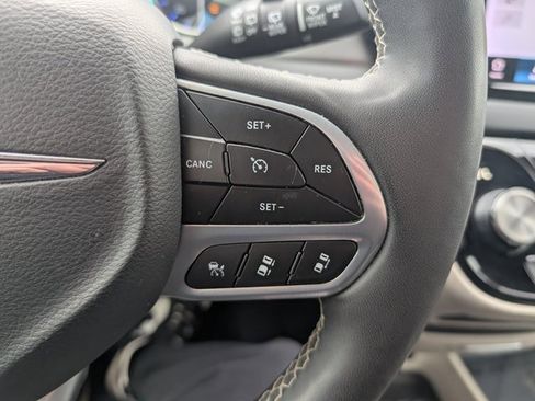 Used 2023 Chrysler Pacifica Touring-L image 13