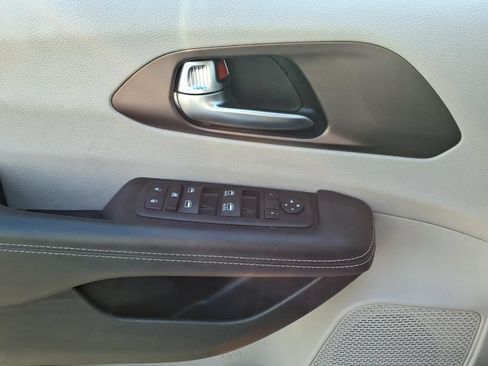 Used 2023 Chrysler Voyager LX FWD image 14