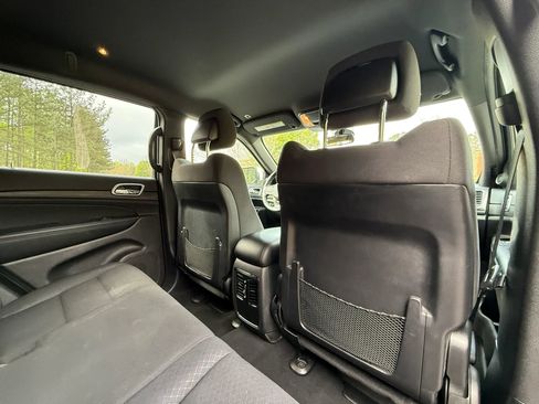 Used 2019 Jeep Grand Cherokee Laredo AWD/4WD image 23