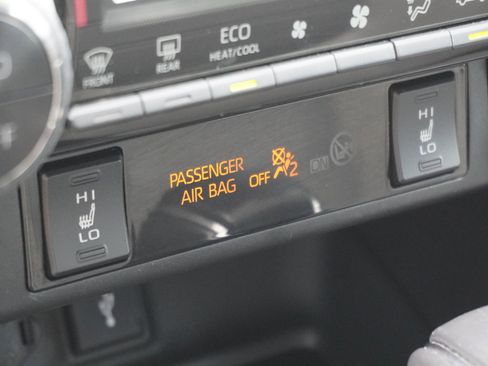 Used 2022 Toyota RAV4 XLE Premium AWD/4WD image 26