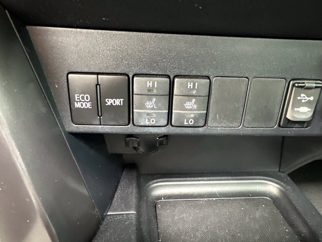Used 2018 Toyota RAV4 SE w/ Power Extra Value Package FWD image 7