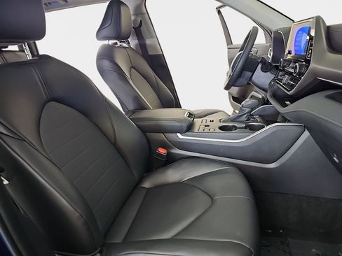 Used 2025 Toyota Highlander XLE AWD/4WD image 12