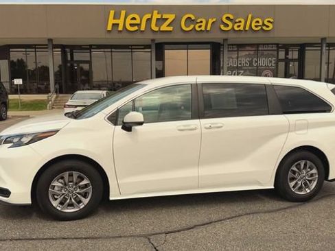 Used 2025 Toyota Sienna LE FWD image 5