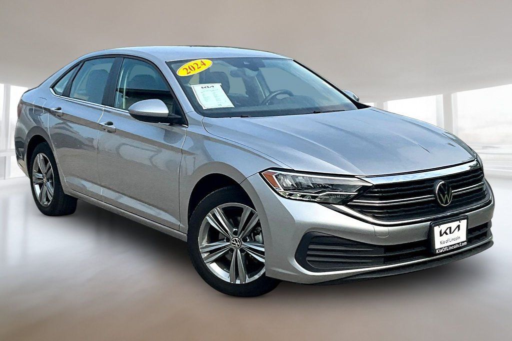 Used 2024 Volkswagen Jetta SE FWD image 3