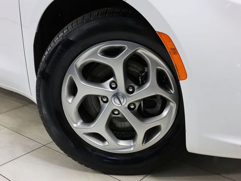 Used 2024 Chrysler Pacifica Limited FWD image 15