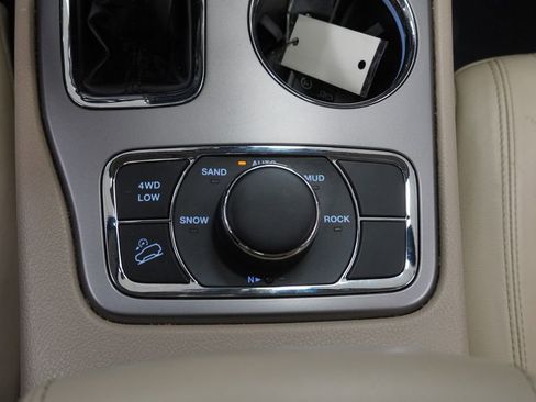 Certified 2020 Jeep Grand Cherokee Limited w/ Luxury Group II image 40