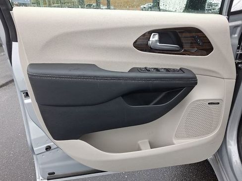 Used 2023 Chrysler Pacifica Limited w/ Uconnect Theater Family Group image 12