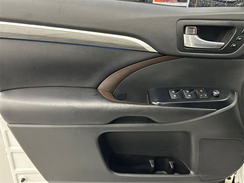 Used 2018 Toyota Highlander Limited Platinum image 18