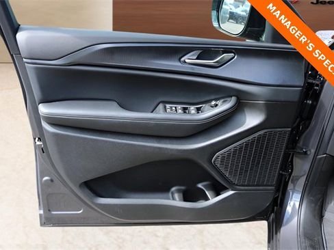 New 2025 Jeep Grand Cherokee L Altitude image 10