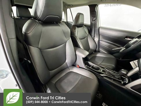 Used 2023 Toyota Corolla Cross XLE image 16
