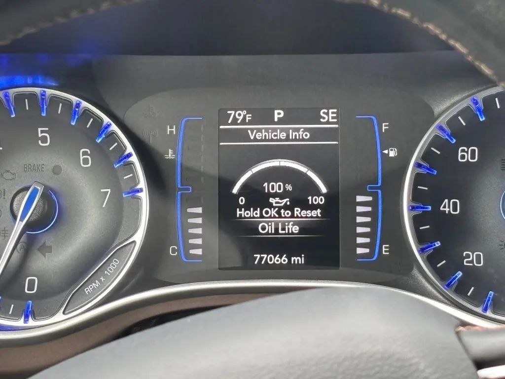 Used 2018 Chrysler Pacifica Touring-L FWD image 21