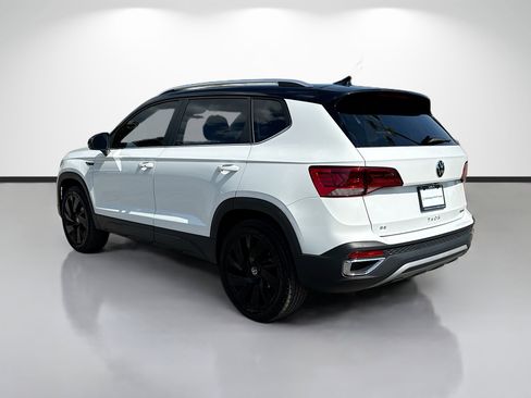 Used 2024 Volkswagen Taos SE w/ Panoramic Sunroof Package AWD/4WD image 5
