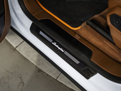 Used 2025 Lamborghini Urus SE AWD/4WD image 24