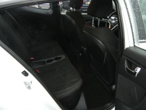 Used 2013 Hyundai Veloster FWD image 17