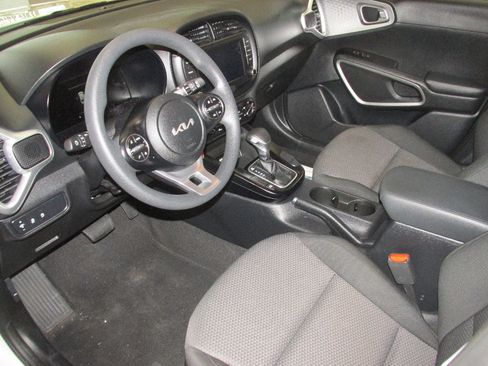 Used 2025 Kia Soul LX w/ LX Technology Package image 5
