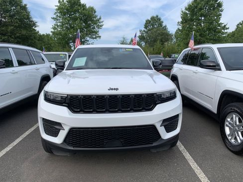 Used 2023 Jeep Grand Cherokee Altitude AWD/4WD image 2
