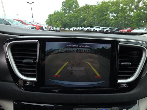 Used 2024 Chrysler Pacifica Touring-L FWD image 22