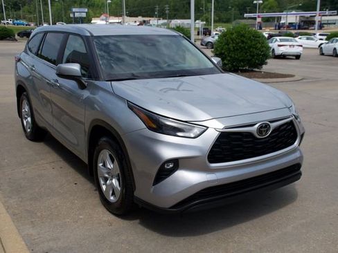 Used 2024 Toyota Highlander LE AWD/4WD image 7