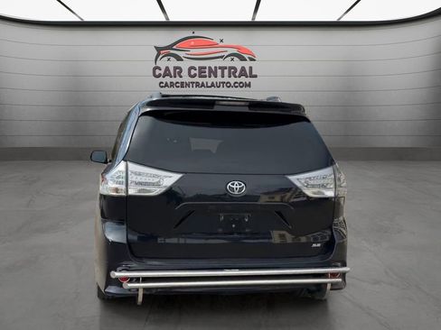 Used 2017 Toyota Sienna SE Premium image 4