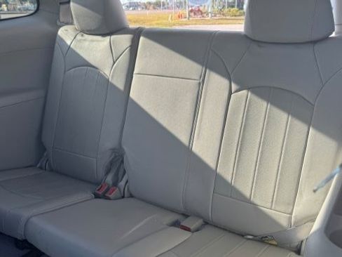 Used 2010 Buick Enclave CXL image 8