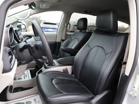 Used 2024 Chrysler Pacifica Touring-L image 14