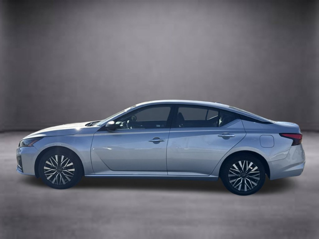 Used 2024 Nissan Altima 2.5 SV FWD image 9