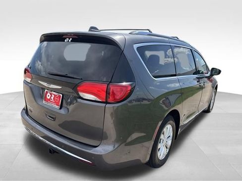 Used 2018 Chrysler Pacifica Touring-L FWD image 8