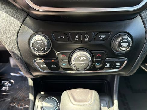 Used 2019 Jeep Cherokee Latitude Plus w/ Comfort/Convenience Group AWD/4WD image 33