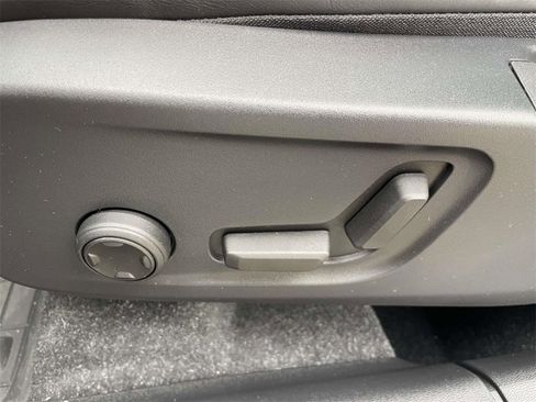 Used 2022 Volvo XC40 T5 R-Design w/ Climate Package image 14