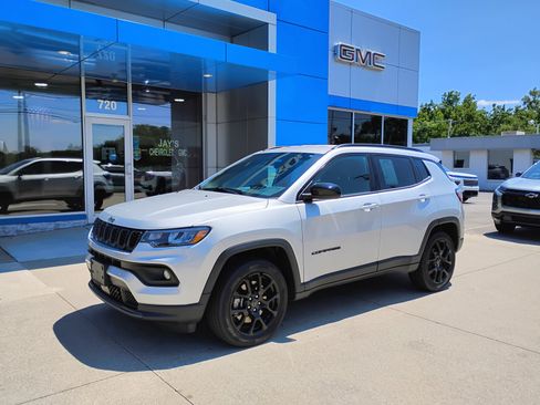 Used 2025 Jeep Compass Latitude w/ Convenience Group AWD/4WD image 12