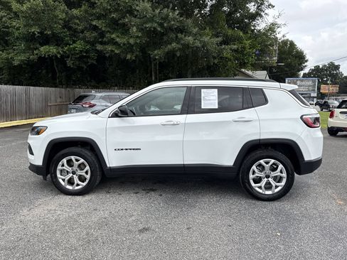 Used 2025 Jeep Compass Latitude AWD/4WD image 2