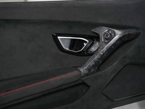 Used 2018 Lamborghini Huracan Performante AWD/4WD image 37