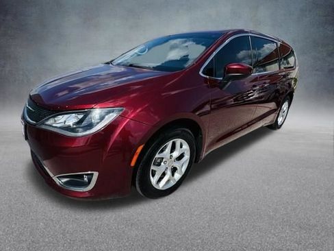 Used 2017 Chrysler Pacifica Touring Plus w/ Tire & Wheel Group FWD image 3