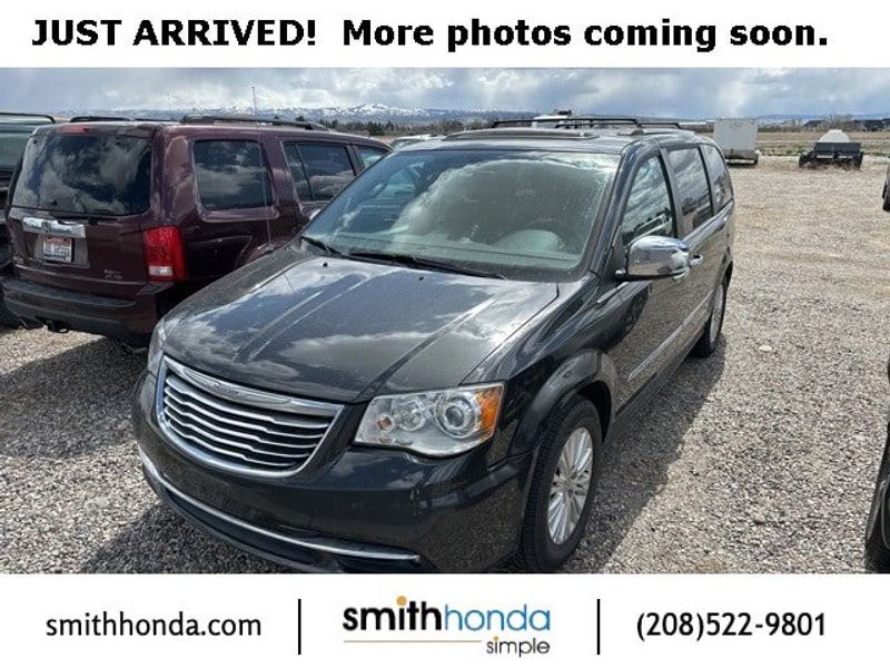 Used 2012 Chrysler Town & Country Limited w/ Luxury Group image 1
