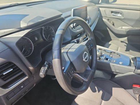 Used 2025 Nissan Rogue SV FWD image 9