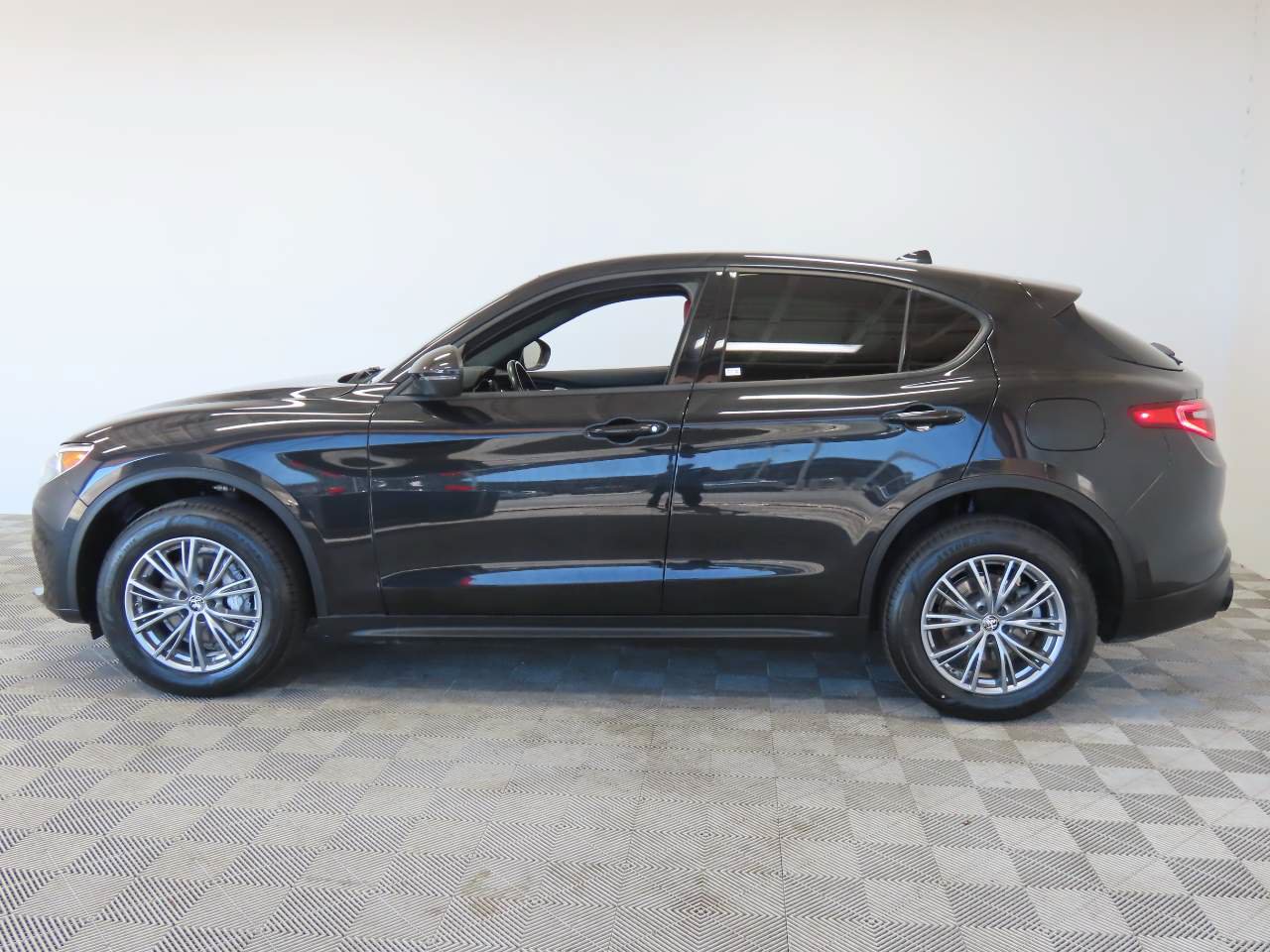 Used 2023 Alfa Romeo Stelvio Sprint RWD image 5