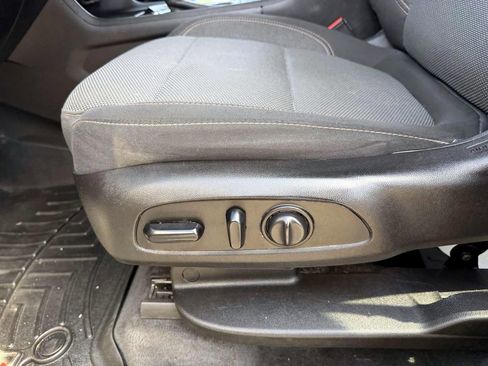 Used 2019 Chevrolet Traverse LT image 17