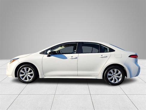 Used 2022 Toyota Corolla LE image 7
