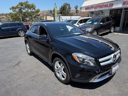 Used 2017 Mercedes-Benz GLA 250 4MATIC w/ Premium Package image 8