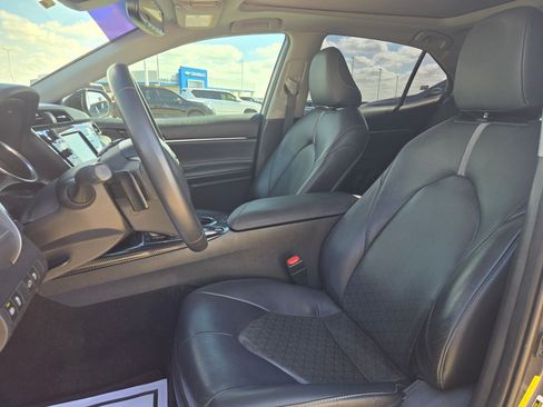 Used 2018 Toyota Camry XSE image 10