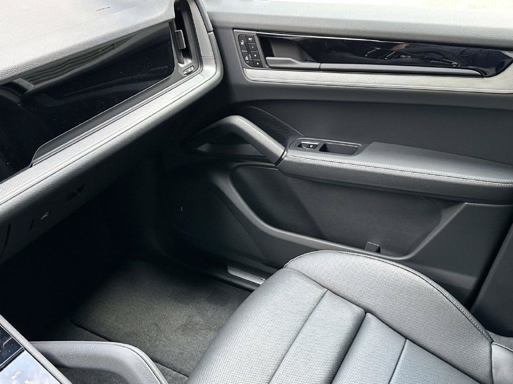Used 2026 Porsche Cayenne AWD/4WD image 27