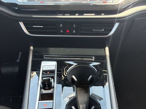 Used 2026 Volkswagen Atlas SE FWD image 19