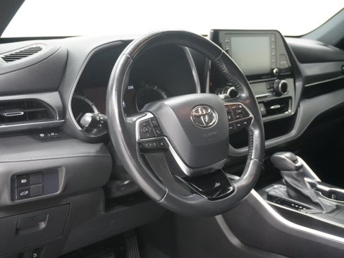 Used 2021 Toyota Highlander XSE FWD image 10