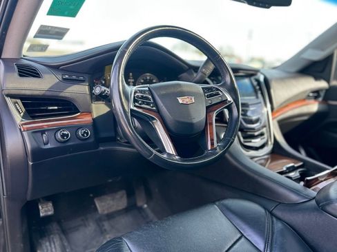 Used 2015 Cadillac Escalade Luxury image 11