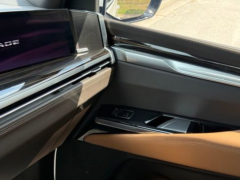 Certified 2025 Cadillac Escalade Premium Luxury w/ Touring Package AWD/4WD image 37