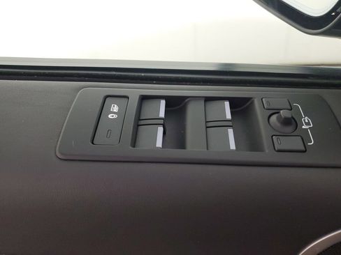Used 2023 Land Rover Discovery Metropolitan Edition AWD/4WD image 20