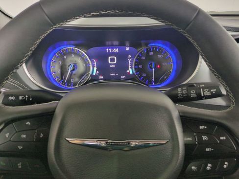 Used 2025 Chrysler Pacifica Limited image 34