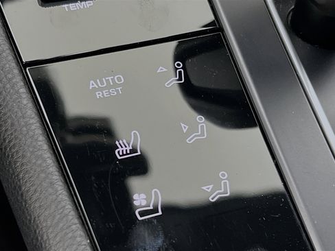 Used 2024 Porsche Macan image 21